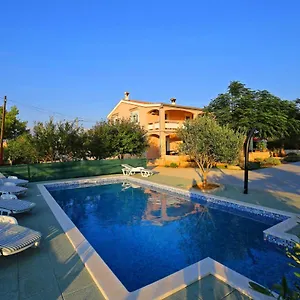 apartments-nikaia.hotelinzadar.com/